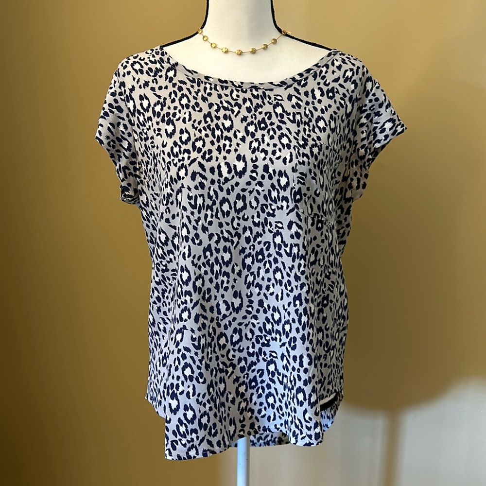 Joie casual navy/grey silk cheetah print top with one pocket